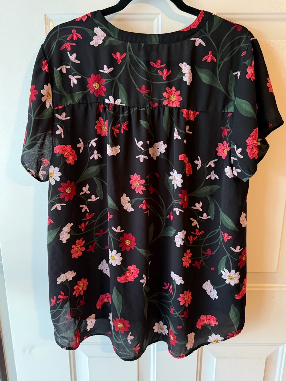 torrid Black Floral Short-Sleeve V-Neck Blouse - Picture 5 of 6